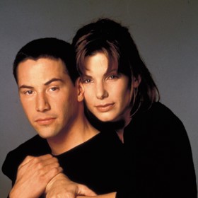 Keanu Reeves a Sandra Bullock se potkali začátkem devadesátých let na natáčení filmu Nebezpečná rychlost. Zamilovali se do sebe, ale vzájemně si city nepřiznali.