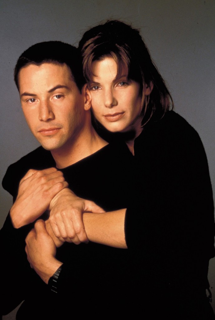 Keanu Reeves a Sandra Bullock se potkali začátkem devadesátých let na natáčení filmu Nebezpečná rychlost. Zamilovali se do sebe, ale vzájemně si city nepřiznali.
