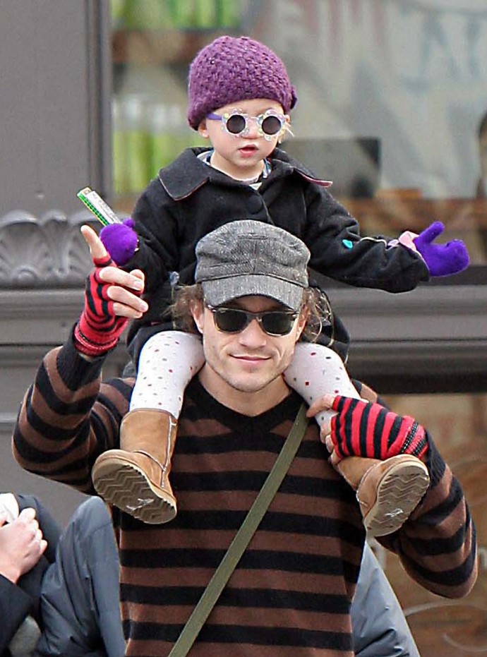 Heath Ledger si otcovství užíval. Bohužel jen dva roky, pak se nešťastnou náhodou předávkoval předepsanými léky na spaní.