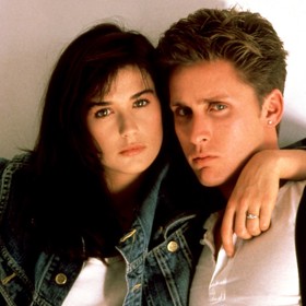 Emilio Estévez si ve světě filmu vybudoval vlastní dobrou pověst. Jako mladému mu navíc k nohám padaly filmové krásky. Po Mimi Rogers chodil nějaký čas s Demi Moore (na snímku).