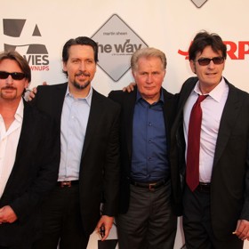 A Martin Sheen se svými syny o 30 let později. Zleva Emilio, Ramón a Charlie.