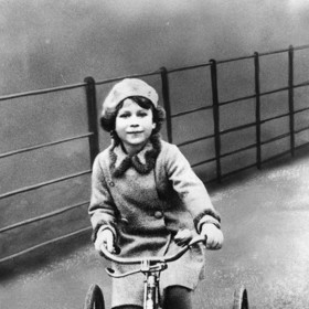 Sedmiletá Elizabeth coby cyklistka. Ještě raději než jízdu na kole ale měla jízdu na koni.