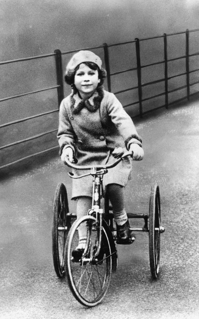 Sedmiletá Elizabeth coby cyklistka. Ještě raději než jízdu na kole ale měla jízdu na koni.