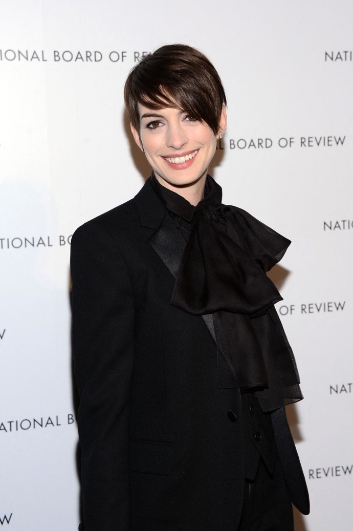 Herečka Anne Hathaway je vedle širokého úsměvu proslulá tmavě hnědými vlasy.