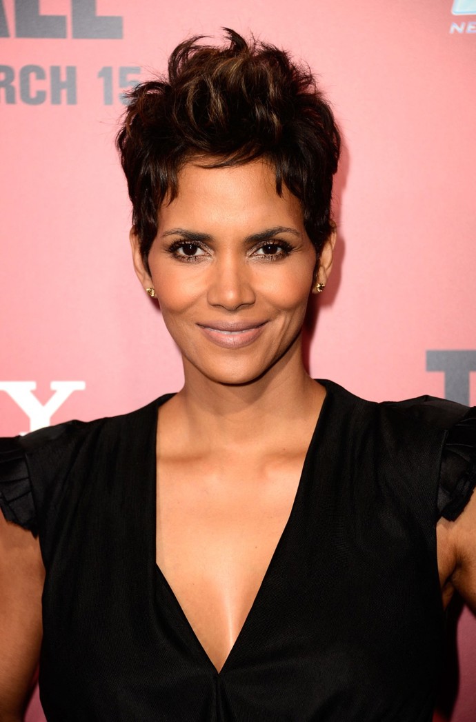 Rebelštější variantu pixie cutu má v oblibě herečka Halle Berry, která také dlohodobě holduje krátkým sestřih.
