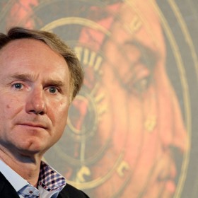 Spisovatel Dan Brown uvedl na trh svůj osmý román Tajemství všech tajemství, který se odehrává v Praze.