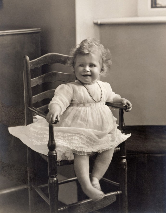 Princezna Elizabeth už ale brzy začala vykazovat rysy hodné panovnice. Měla neuvěřitelnou kázeň, smysl pro pořádek a byla extrémně zodpovědná. I proto se stala oblíbenkyní dědečka, krále Jiřího V. 