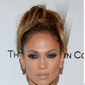 Šedé líčení očí sluší všem včetně tmavších typů, jako je Jennifer Lopez. Zpěvačka a herečka má v oblibě výrazné kouřovější líčení v tmavších odstínech...