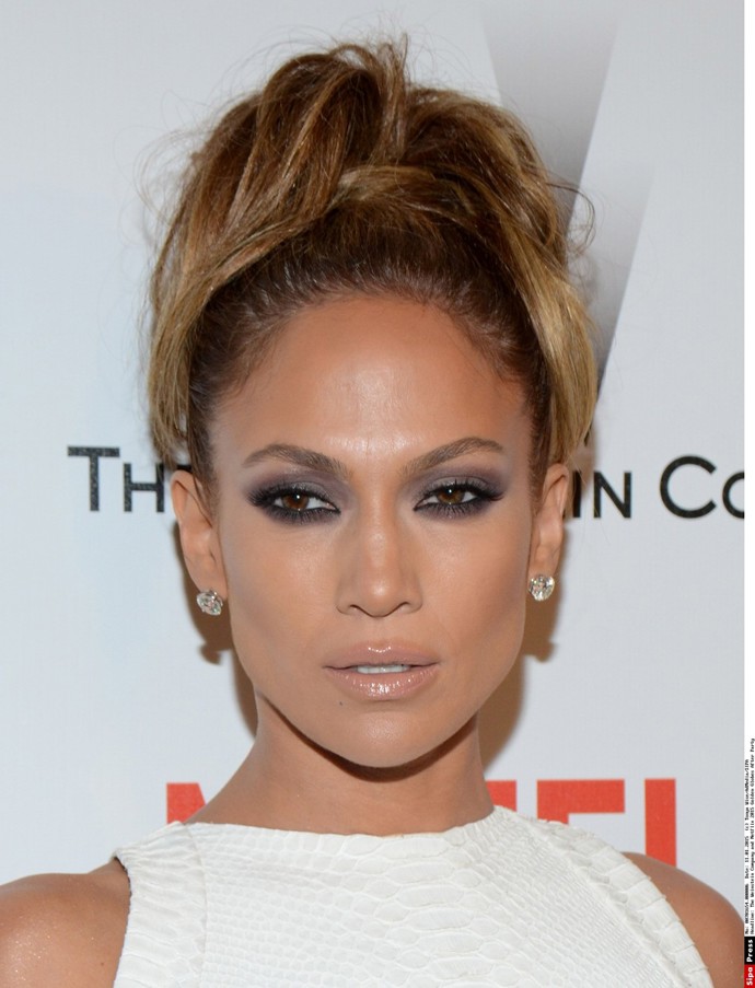 Šedé líčení očí sluší všem včetně tmavších typů, jako je Jennifer Lopez. Zpěvačka a herečka má v oblibě výrazné kouřovější líčení v tmavších odstínech...