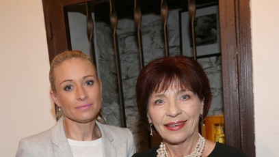 FOTO: Bývalá televizní hlasatelka Marta Skarlandtová s dcerou Lindou.