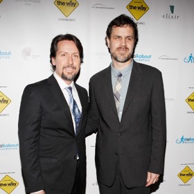 To Ramón Estévez si soukromí daleko víc chrání, a tak se o jeho životě pouze spekuluje. Třeba jako o tom, že už pět let chodí s přítelem Davidem Woodburym (na snímku vpravo).