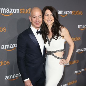 Z rozvodového řízení odešla MacKenzie s 35 miliardami dolarů, které ihned začala rozdávat potřebným.