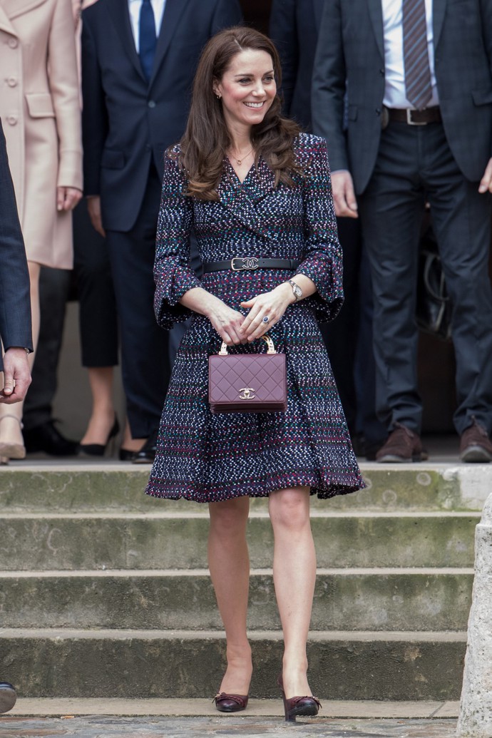 Kate Middleton vynesla kabelku hned při sedmi příležitostech. Poprvé v roce 2017 při návštěvě Paříže.