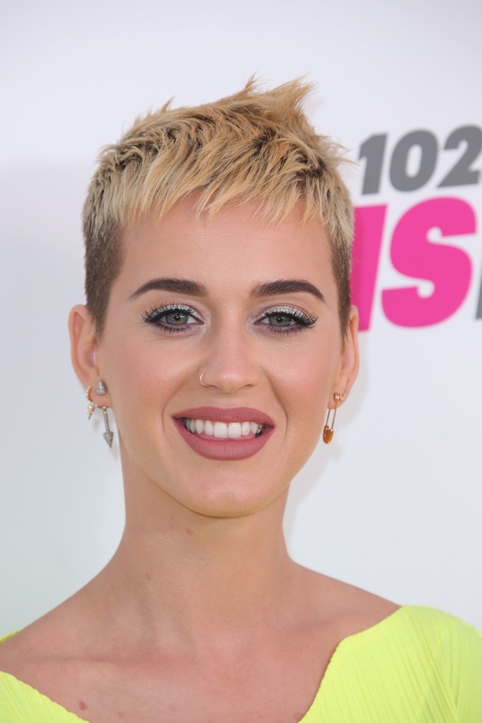 Krátký účes si už vyzkoušela také zpěvačka Katy Perry.