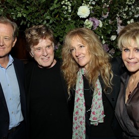 Jamie (vlevo) se prosadil jako dokumentární režisér, v 58 letech ale podlehl rakovině. Na snímku s tátou a starší sestrou Shaunou (druhá zprava).