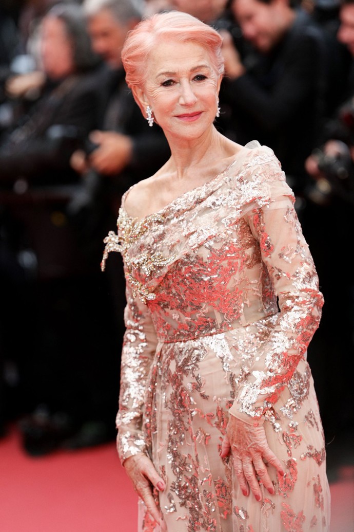 Krátký sestřih ani trendy růžová nejsou jen pro mladší ročníky. Herečka Helen Mirren je důkazem, že pixie cut si můžou dovolit i zralejší dámy