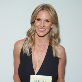 A toto je hercova současná láska, producentka Kelly Noonan. Podoba s Christine je do očí bijící.