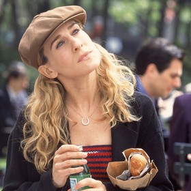 Sarah Jessica Parker jako Carrie Bradshaw nosila tento druh čepice i v hnědé barvě.