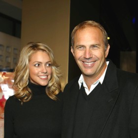 Herec Kevin Costner má slabost pro mladší blondýnky se širokým úsměvem. Na snímku s exmanželkou Christine Baumgartner, se kterou se rozvedli předloni.
