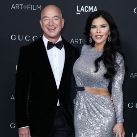 Jeff Bezos si za exmanželku našel náhradu už před rozvodem. A to choť svého kamaráda Lauren Sánchez. Své ano si řekli letos v červnu při opulentní veselce v Benátkách, kde nechyběli například herci Orlando Bloom a Leonardo DiCaprio nebo další kolega miliardář Bill Gates. Lauren je přitom až hříšně podobná Jeffově první manželce...