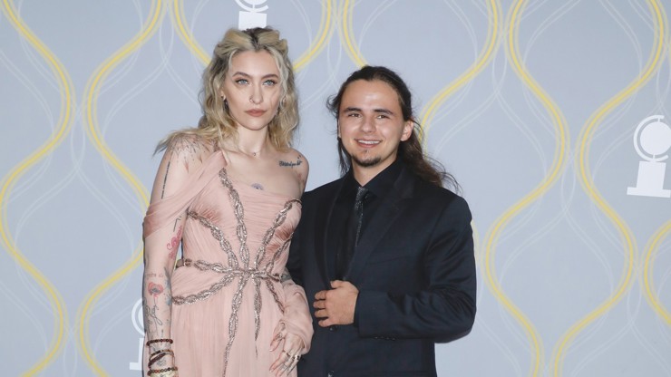 Paris oznámila rozchod se snoubencem, bratra Prince naopak čeká svatba. 