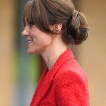 O tři měsíce dříve překvapila princezna záclonovitou ofinou, kterou skloubila s lehce zesvětlenými vlasy. S umě zapleteným nízkým drdolem byla epitomem ženské krásy.