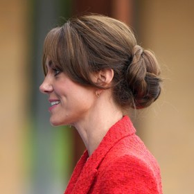 O tři měsíce dříve překvapila princezna záclonovitou ofinou, kterou skloubila s lehce zesvětlenými vlasy. S umě zapleteným nízkým drdolem byla epitomem ženské krásy.