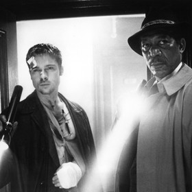 Brad Pitt měl část filmu ruku v sádře. A to nikoli kvůli scénáři, ale vinou nehody, která se mu stala během natáčení jedné scény.