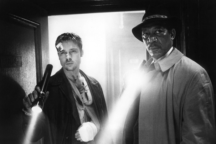 Brad Pitt měl část filmu ruku v sádře. A to nikoli kvůli scénáři, ale vinou nehody, která se mu stala během natáčení jedné scény.