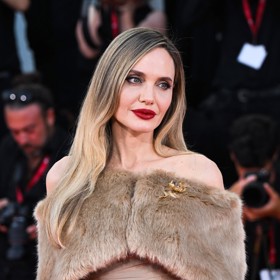 V mládí několikrát experimentovala s délkou i barvou vlasů a od loňského roku se chlubí značně zesvětlenými kadeřemi. Působí v nich ale jaksi nezdravě.