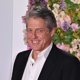 Herec a proslulý protiva Hugh Grant slaví 65. narozeniny.