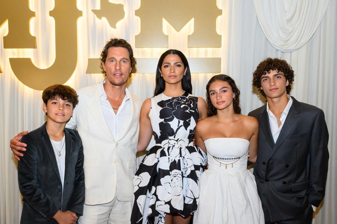 Camila a Matthew jsou rodiči tří dětí - Livingstona, Vidy a Leviho (všichni na snímku), se kterými se snaží trávit maximum času. To ale neznamená, že si nějaký neukradnou jen pro sebe.