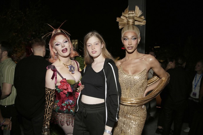 Vivian má vedle modelingu a drag queen i studijní ambice, na drahé vzdělání ale nemá kvůli rozkolu s otcem peníze.