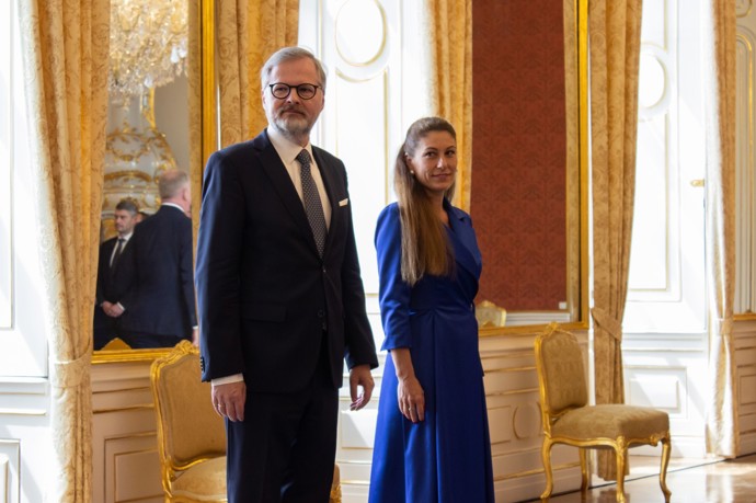 Na slavnostní uvedení do funkce ministryně spravedlnosti vynesla Decroix šaty v barvě královské modři, na snímku s Petrem Fialou.