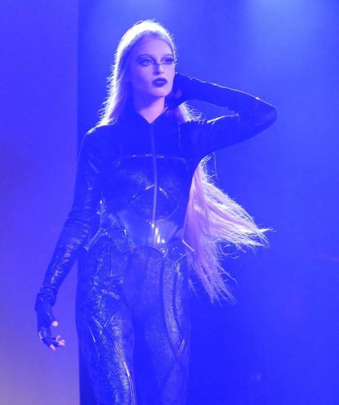 Vivian Wilson se v létě představila v Los Angeles také jako drag queen pod uměleckým jménem Vivllainous.