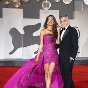 George a Amal Clooneyovi na červeném koberci zářili. A to vzdor faktu, že herce trápila viróza a jeho žena měla zablácenou vlečku svých opulentních šatů.