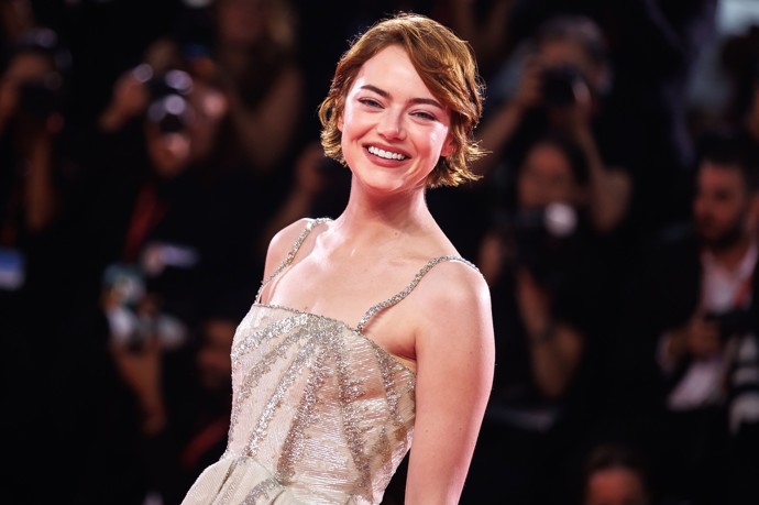Pixie cut má mnoho podob, a jak Emma Stone ukázala, krátký sestřih se hodí i na slavnostní události.