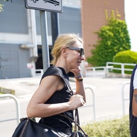 Herečka nenosí opakovaně jen některé ze svých modelů, ale i kabelek. Tento model se jmenuje Express PM a je od značky Louis Vuitton