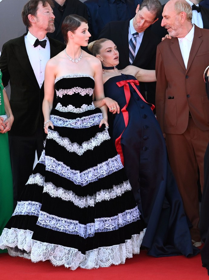 Herečka Amanda Seyfried se na festivalu prala s opulentní námořnicky modrou róbou. Jednou v ní dokonce ztratila rovnováhu a taktak, že neupadla. 