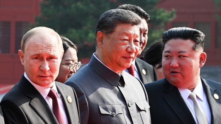 Vladimir Putin, Si Ťin-Pching a Kim Čong-Un na přehlídce v Pekingu.