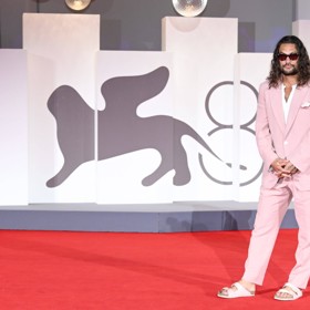 Vzdor dívčí barvě outfitu a netradičnímu obutí působil herec víc než mužným dojmem.