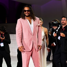Herec Jason Momoa ve středu nadchl Benátky celorůžovým outfitem.