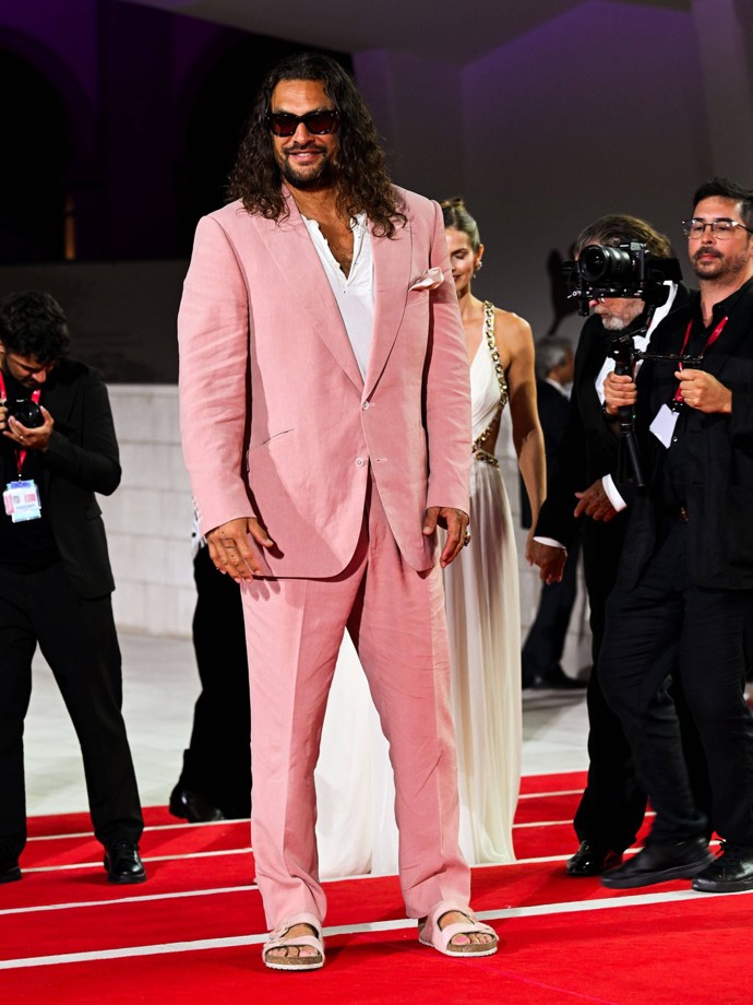 Herec Jason Momoa ve středu nadchl Benátky celorůžovým outfitem.
