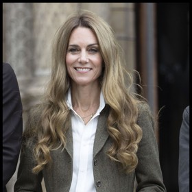 Kate Middleton šokovala na první akci po letní pauze viditelně zesvětlenými loknami. A její fanoušci si nevědí rady. Sluší jí to, či nikoli? Jisté je, že princezna z Walesu je mistryní účesů a vlasového stylingu. Pojďme se podívat na její nejpovedenější looky.