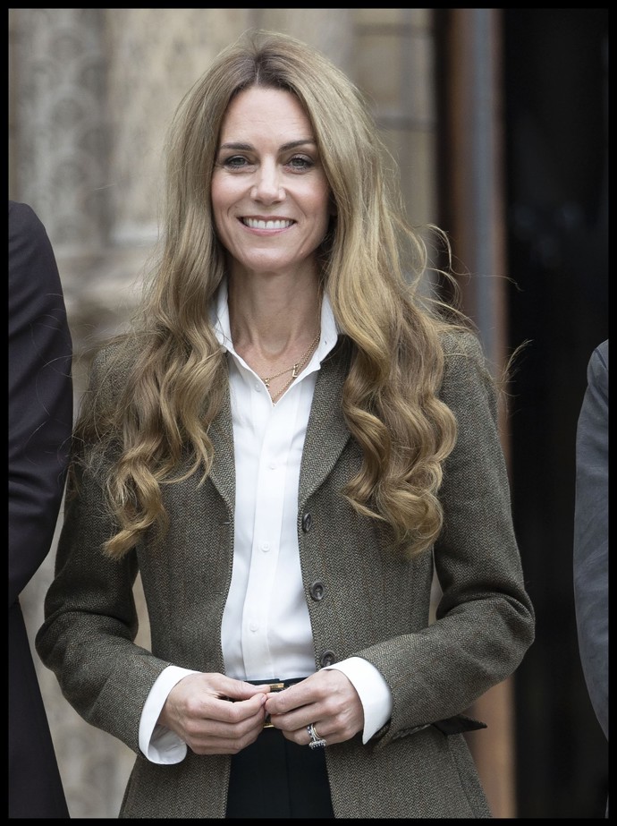 Kate Middleton šokovala na první akci po letní pauze viditelně zesvětlenými loknami. A její fanoušci si nevědí rady. Sluší jí to, či nikoli? Jisté je, že princezna z Walesu je mistryní účesů a vlasového stylingu. Pojďme se podívat na její nejpovedenější looky.