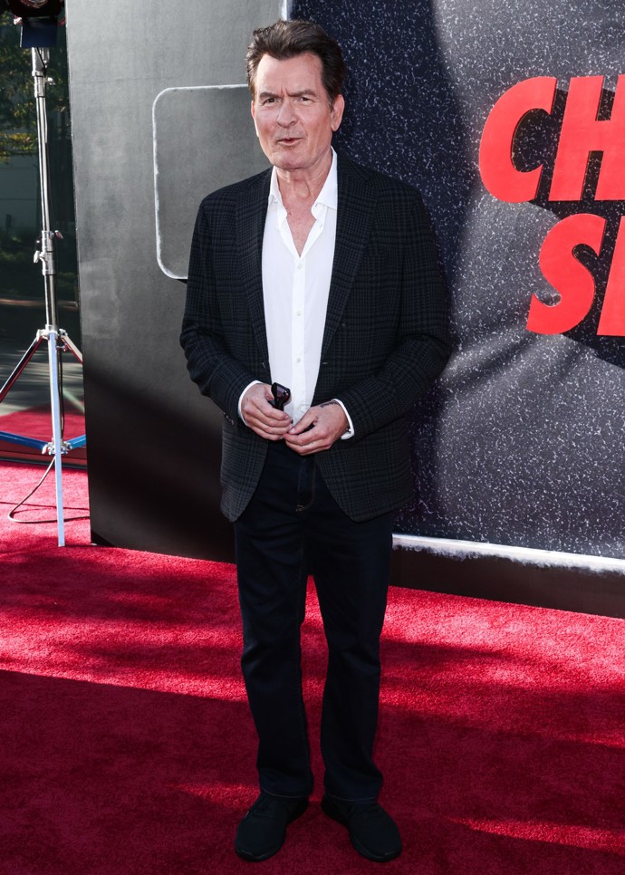 Herec Charlie Sheen přišel o panictví ve druhém ročníku střední školy, kdy si tátovou kreditkou zaplatil prostitutku.