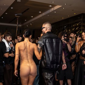 Její vystoupení bylo téměř totožné.