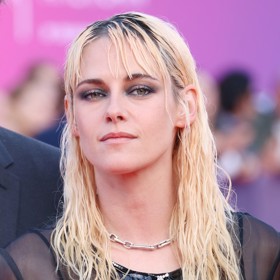 Šedé líčení očí si ale mohou dovolit i světlejší typy jako třeba herečka Kristen Stewart...