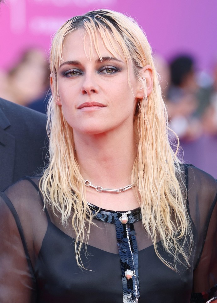 Šedé líčení očí si ale mohou dovolit i světlejší typy jako třeba herečka Kristen Stewart...