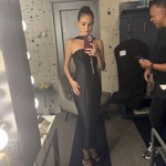 Tuto manikúru herečka a zpěvačka doladila elegantní černou róbou.